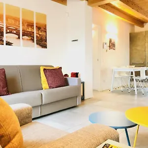 Stepandgo Navigli , Milano Italia
